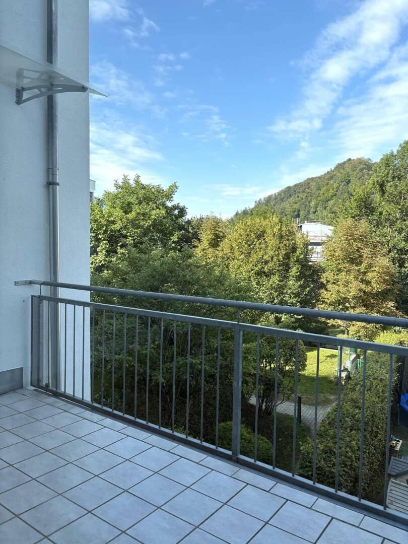 Near the Old Town: Sunny 4-room apartment with terrace and green view