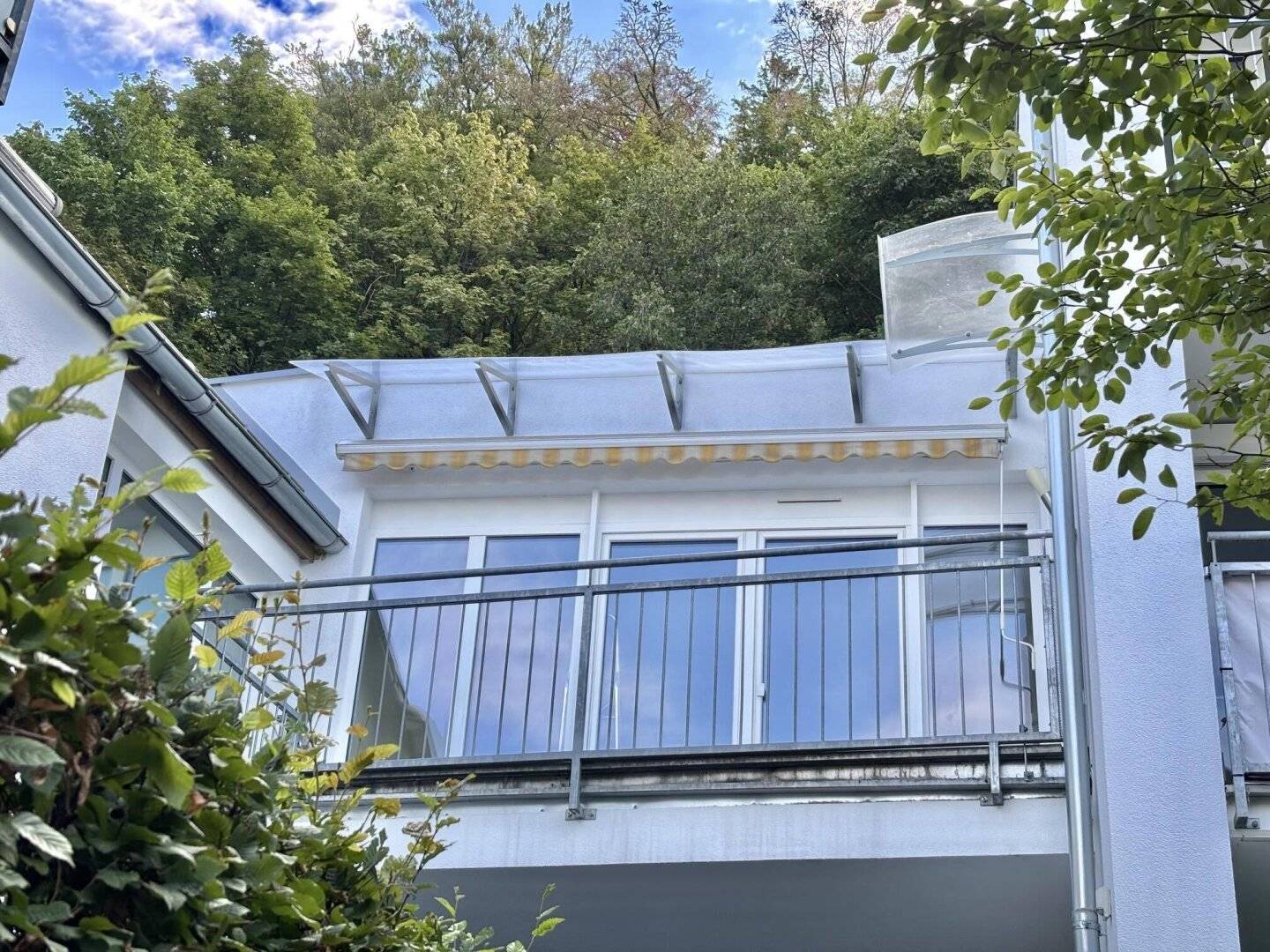 Near the Old Town: Sunny 4-room apartment with terrace and green view