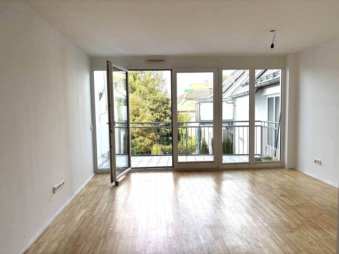 Near the Old Town: Sunny 4-room apartment with terrace and green view