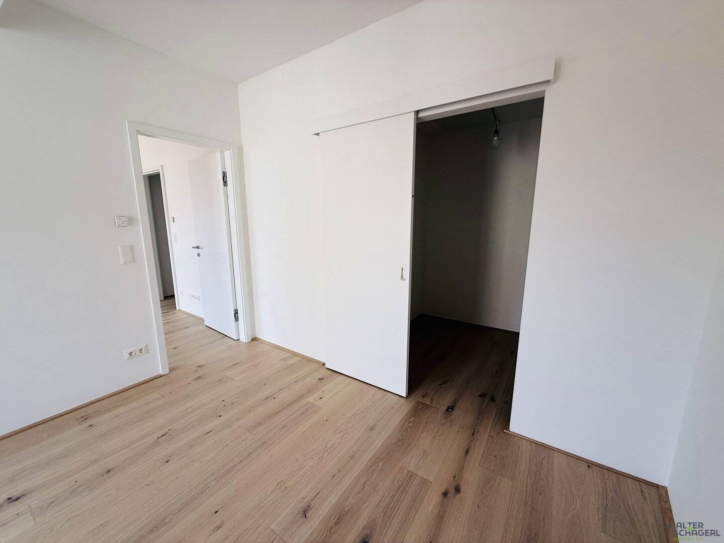 ***Ruheoase im Zentrum: Premium Wohnung mit Blick ins Grüne***