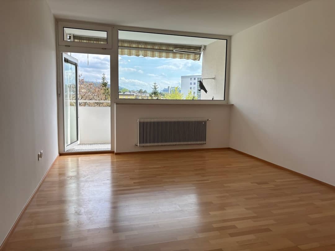 SALZBURG-MITTE: Großzügige, neu renovierte 4-Zimmer-Wohnung mit Loggia und Panoramablick