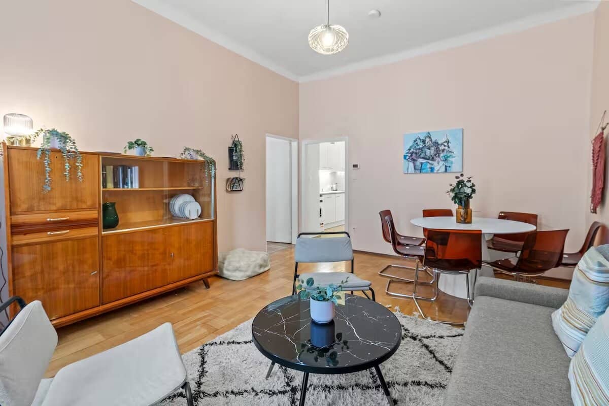 Spacious old building apartment with 3 rooms in a quiet location near Meidling Station
