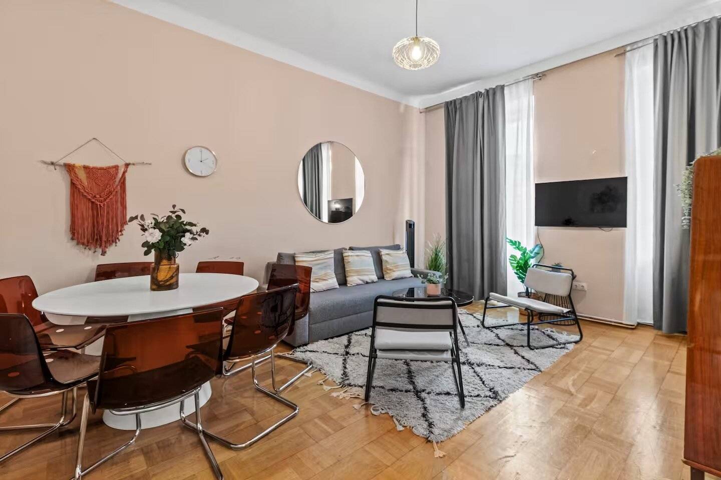 Spacious old building apartment with 3 rooms in a quiet location near Meidling Station