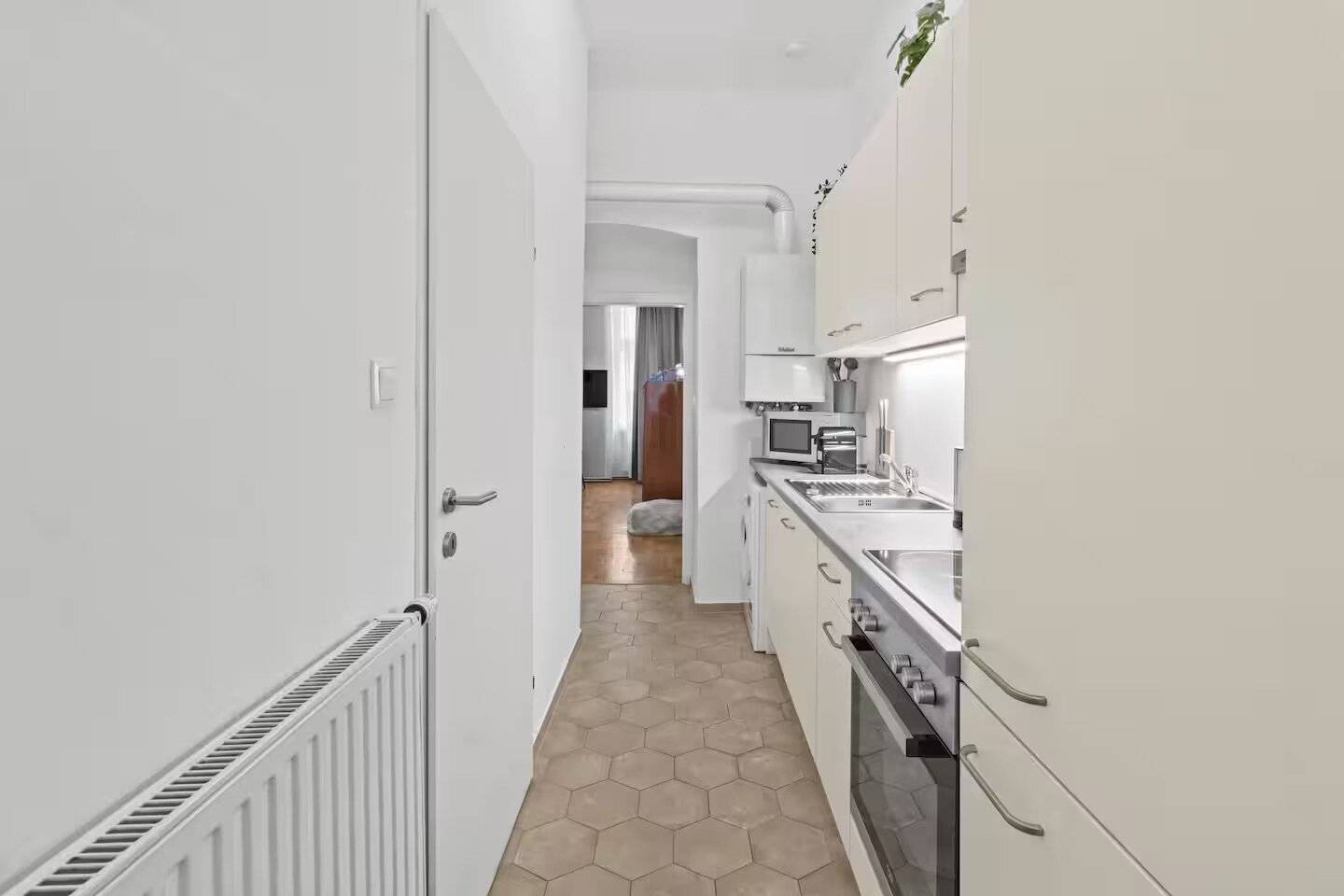 Spacious old building apartment with 3 rooms in a quiet location near Meidling Station