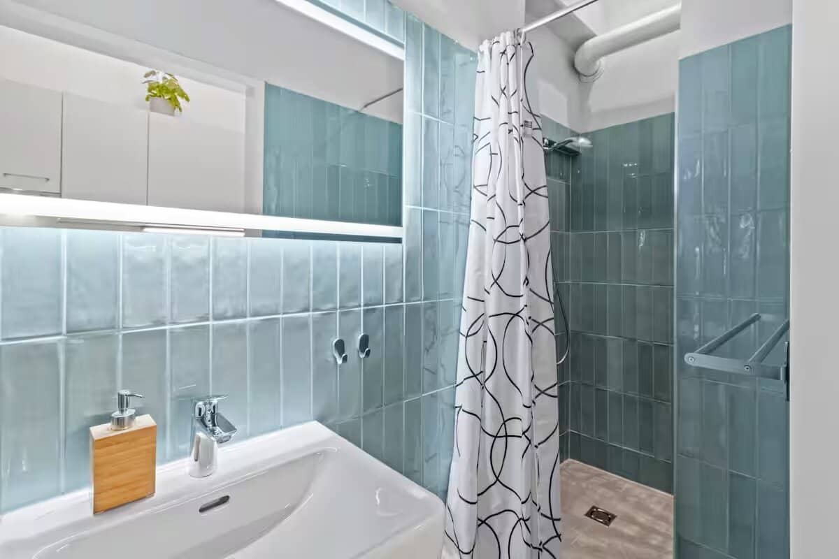 Spacious old building apartment with 3 rooms in a quiet location near Meidling Station