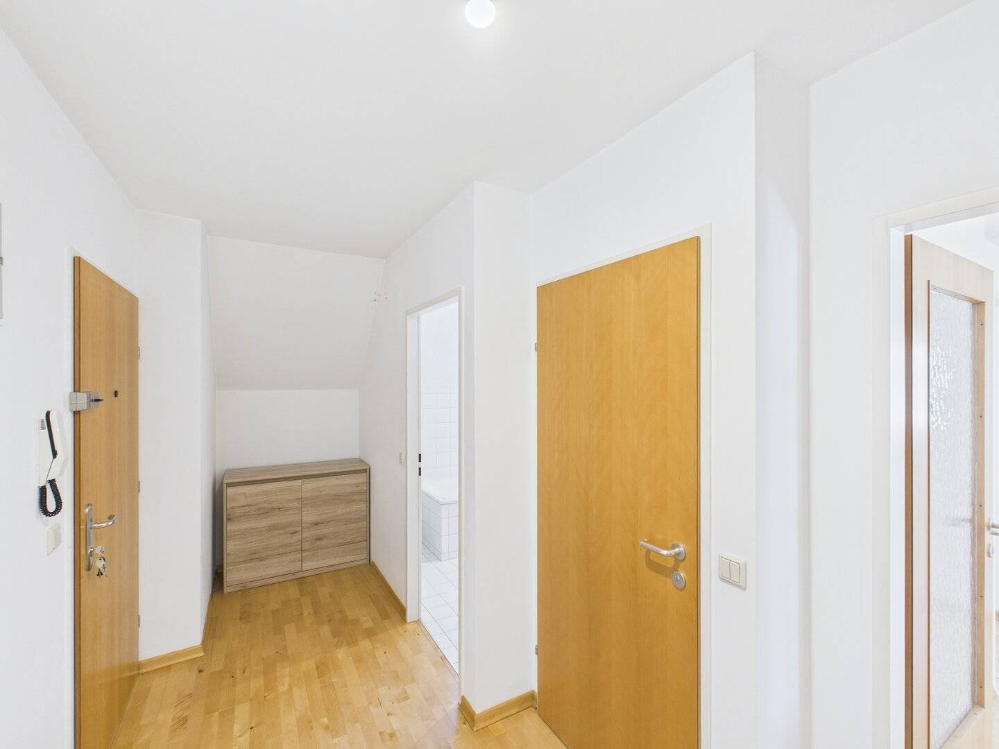 Dachgeschosswohnung in 1220 Wien - 4 Zimmer, 2 Terrassen, Ruhelage im Grünen, inklusive Garagenplatz Ihr neues Zuhause!