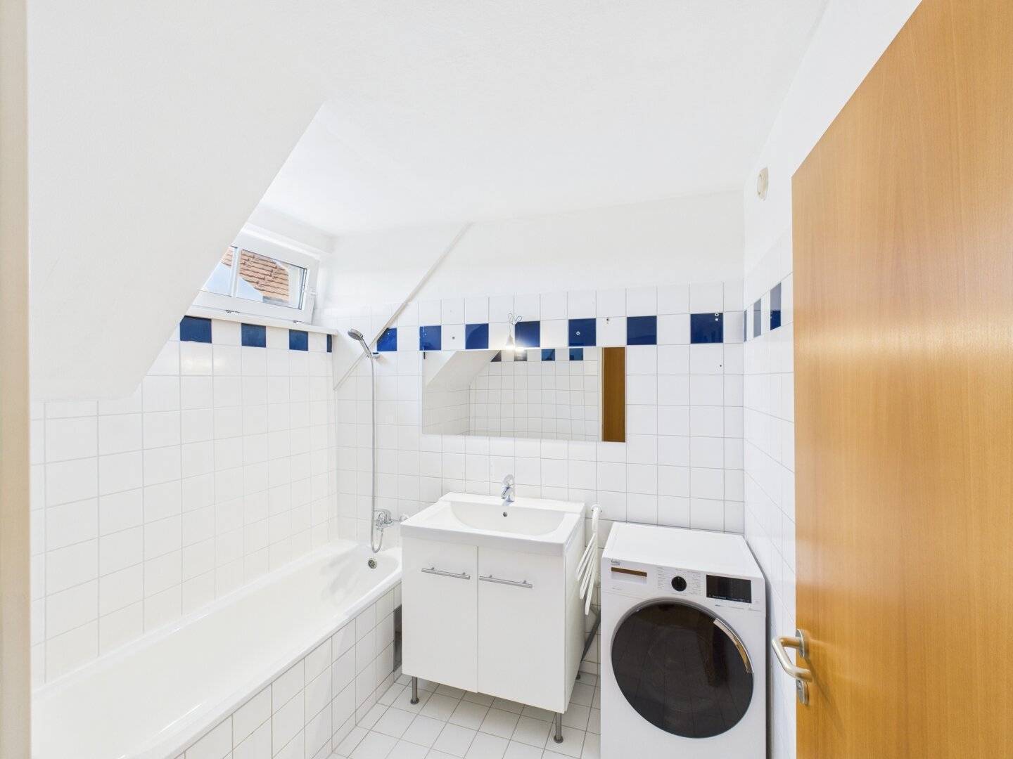 Dachgeschosswohnung in 1220 Wien - 4 Zimmer, 2 Terrassen, Ruhelage im Grünen, inklusive Garagenplatz Ihr neues Zuhause!