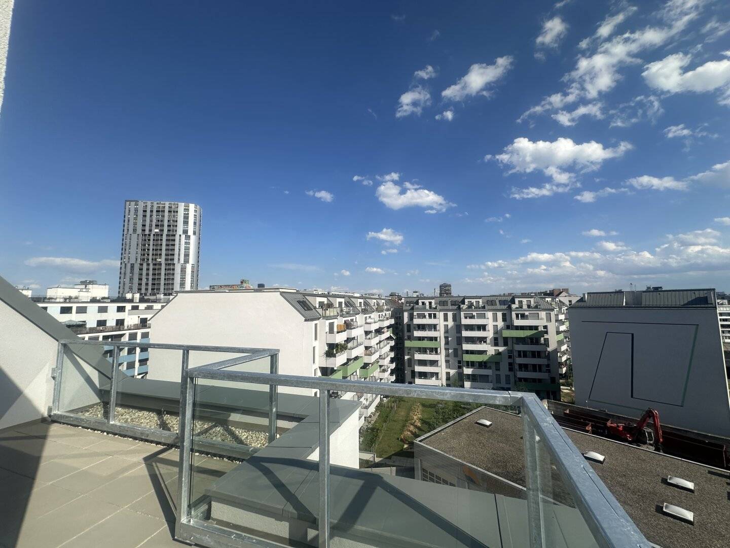 Exclusive 4-room maisonette in first occupancy with two outdoor spaces