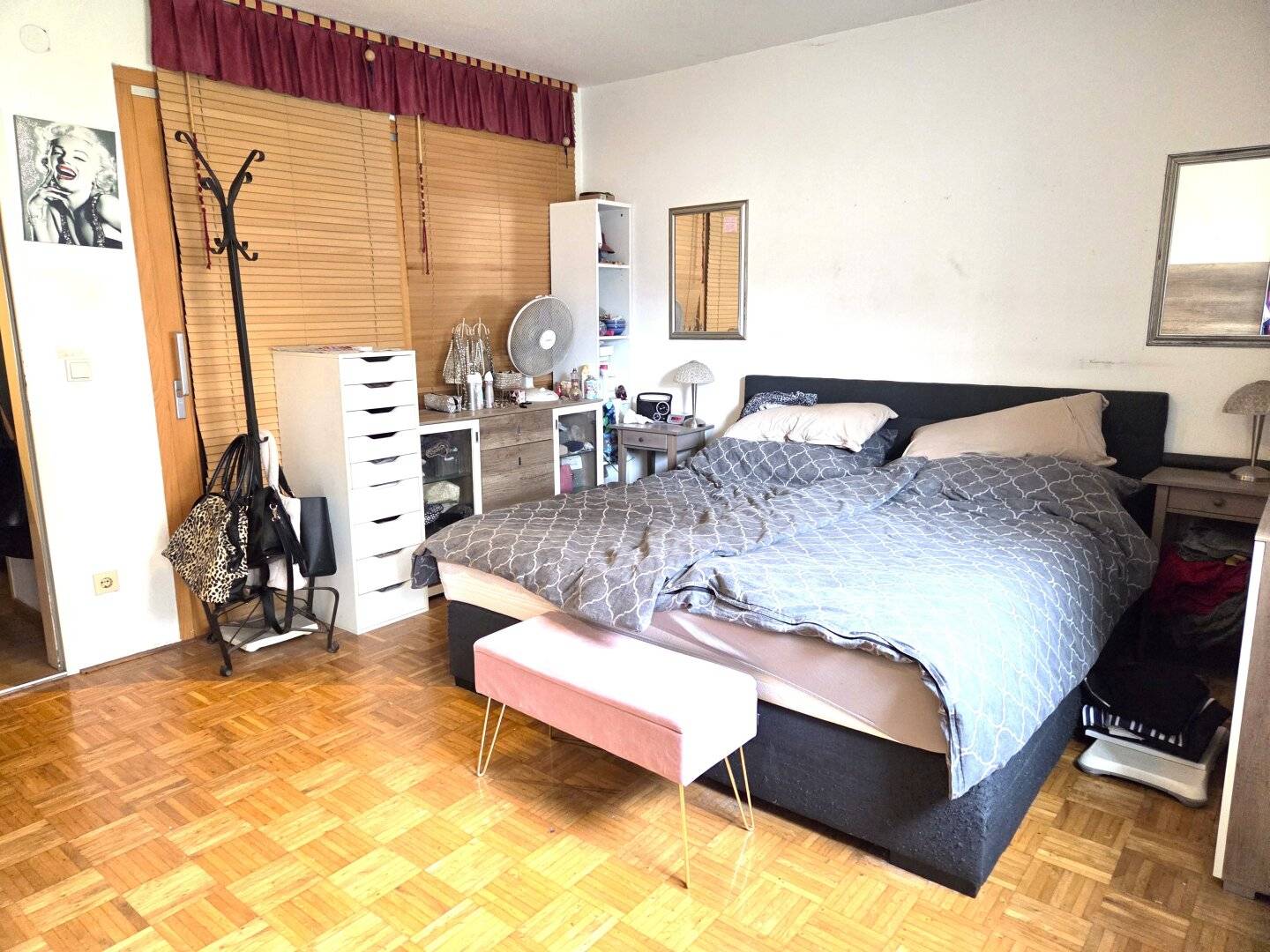 Schlafzimmer mit Durchgang zum begehbaren Kleiderraum.