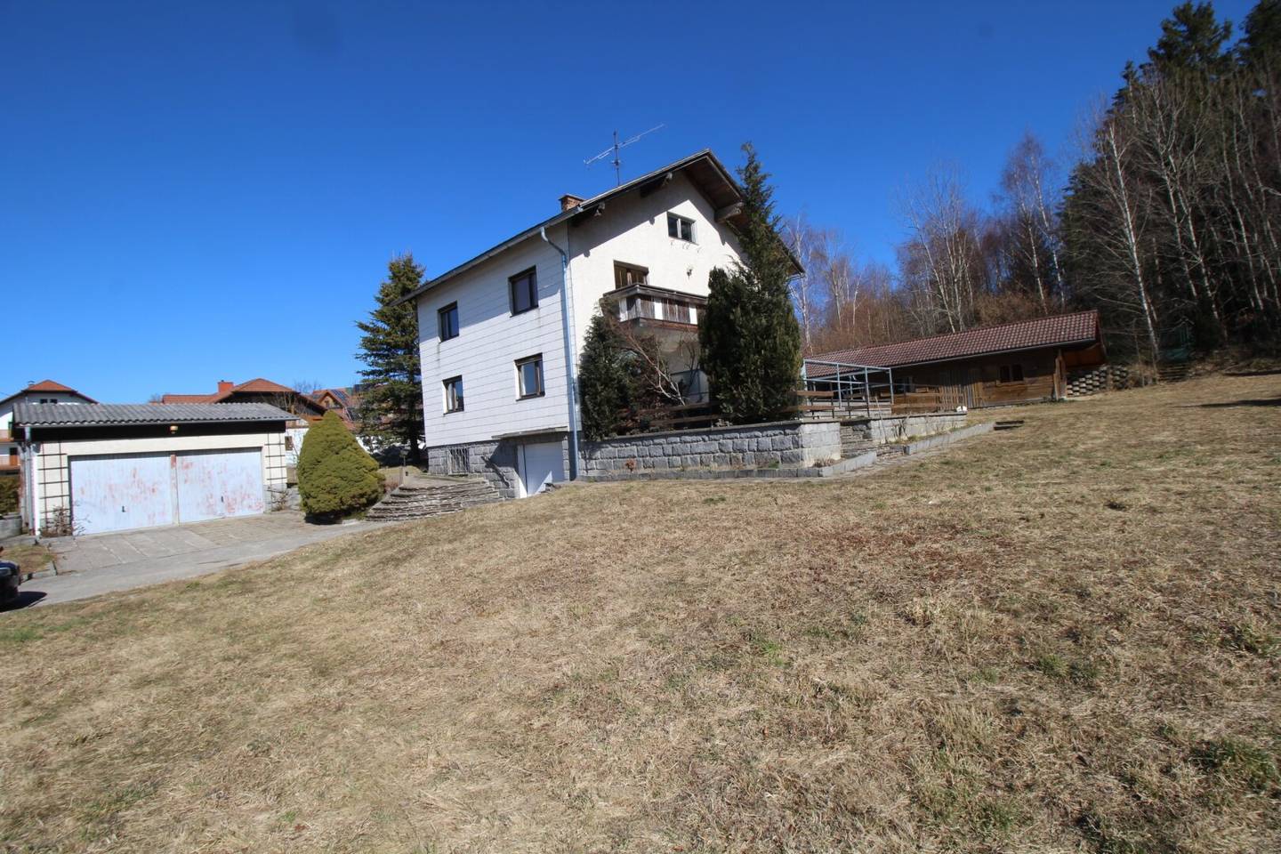 SONNENLAGE - Wohnhaus auf 4700 m² Grund inkl. Entwicklungsplan