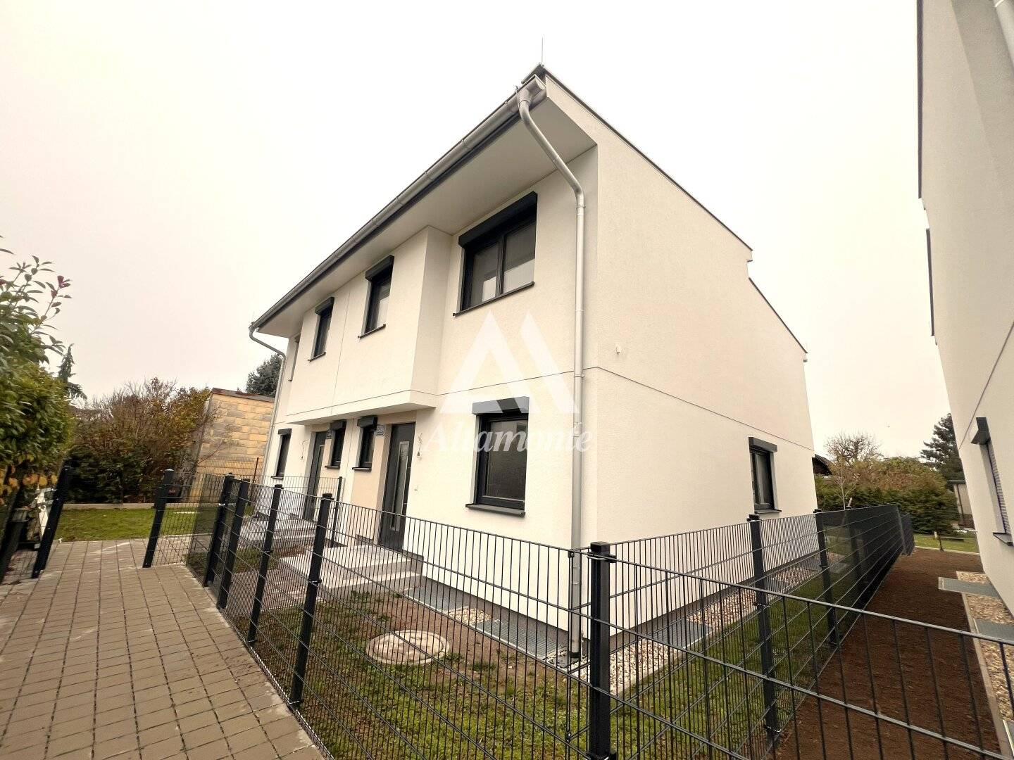 First class living in first occupancy stylish single family house in Essling