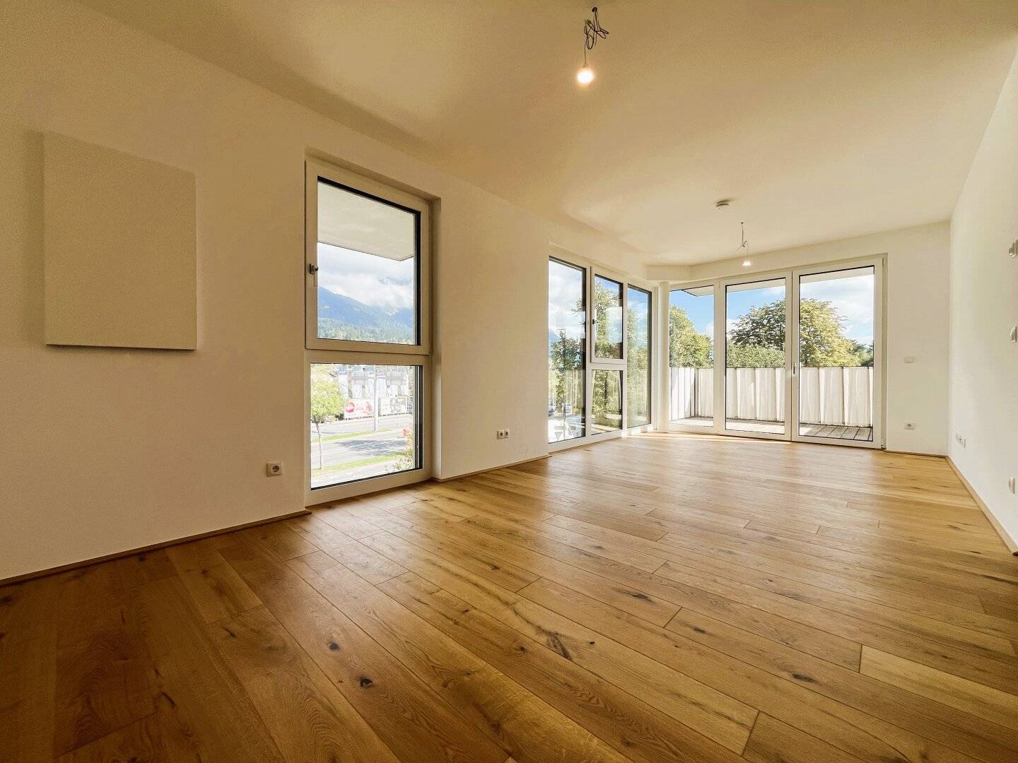 Wohn-/Essbereich mit Zugang zu Balkon