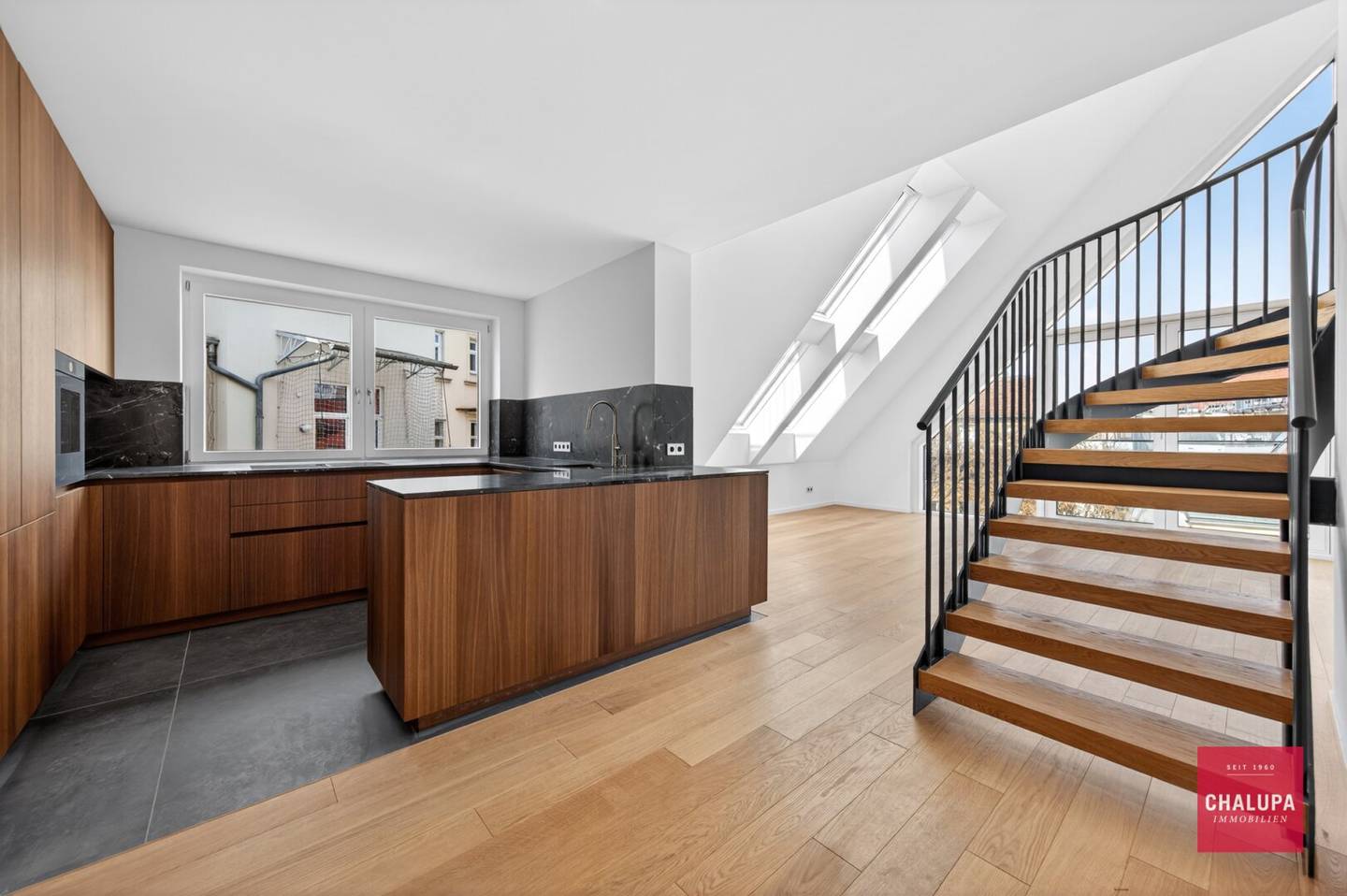 Four room maisonette dream apartment with fireplace and terraces
