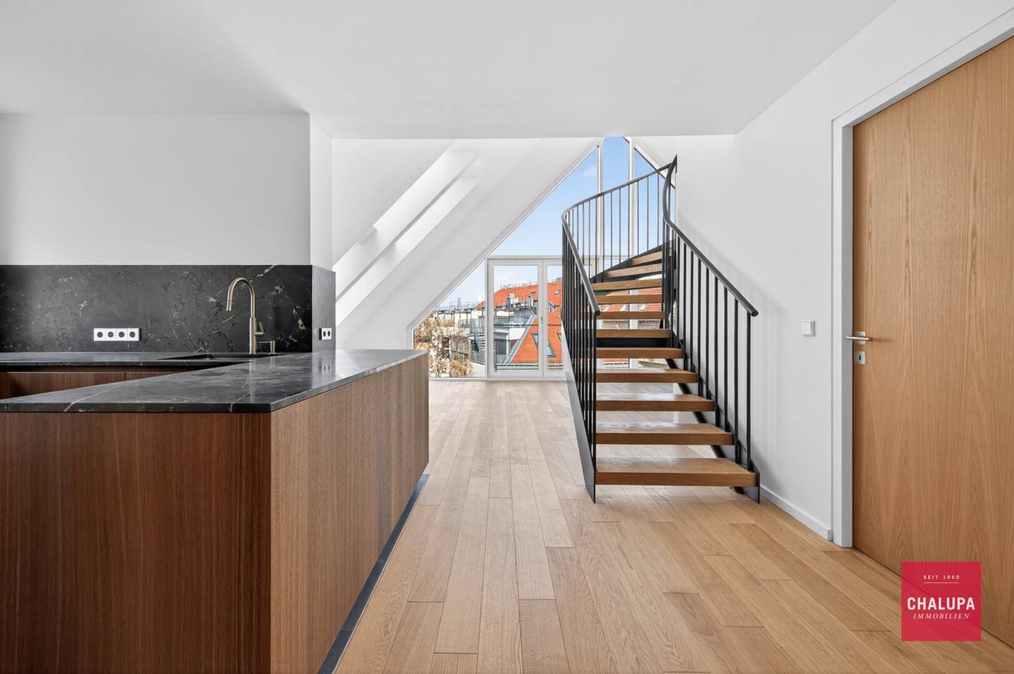 Four room maisonette dream apartment with fireplace and terraces