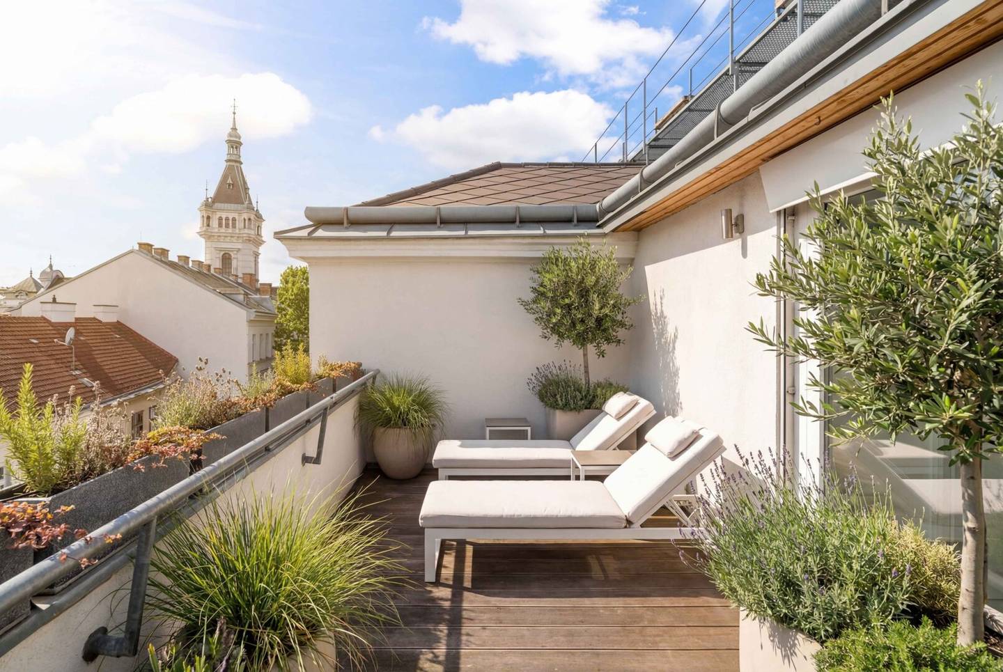 UNSER WÄHRING: Spacious 4/5 room apartment with south terrace near Kutschkermarkt, 186 m² versatile use