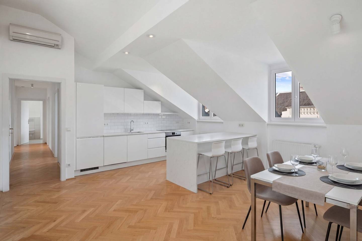 UNSER WÄHRING: Spacious 4/5 room apartment with south terrace near Kutschkermarkt, 186 m² versatile use