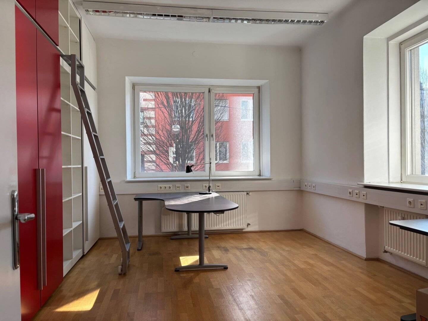 MITTEN IM ANDRÄVIERTEL: Praktisches 3-Zimmer-Büro, ca. 60qm
