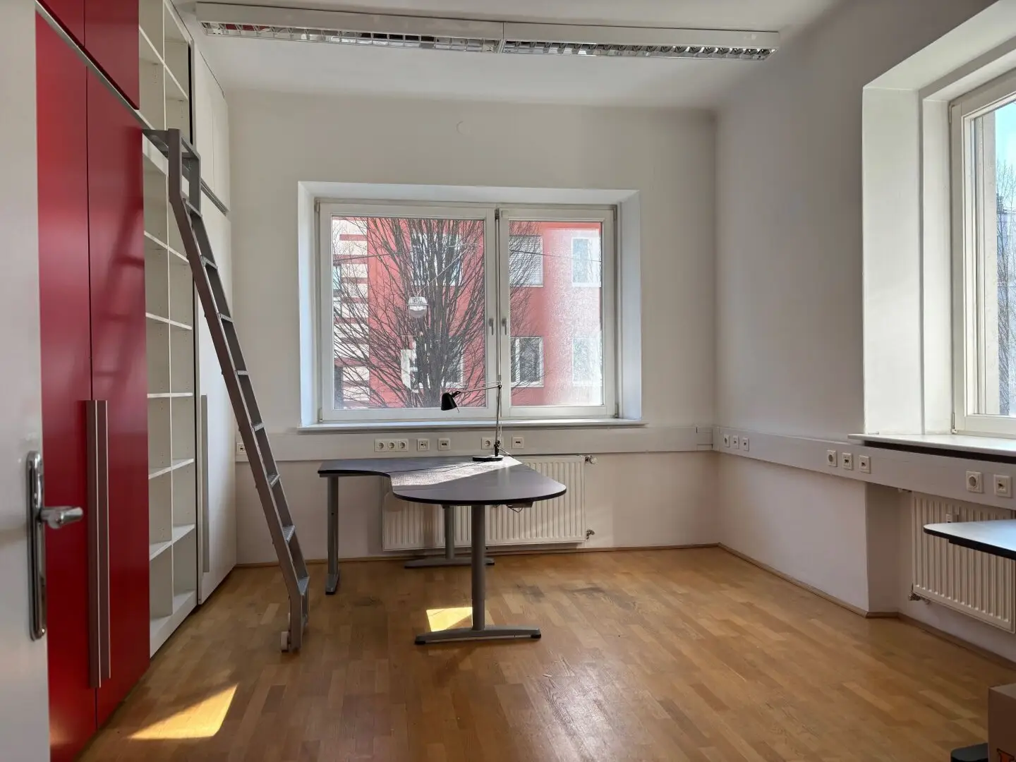 MITTEN IM ANDRÄVIERTEL: Praktisches 3-Zimmer-Büro, ca. 60qm