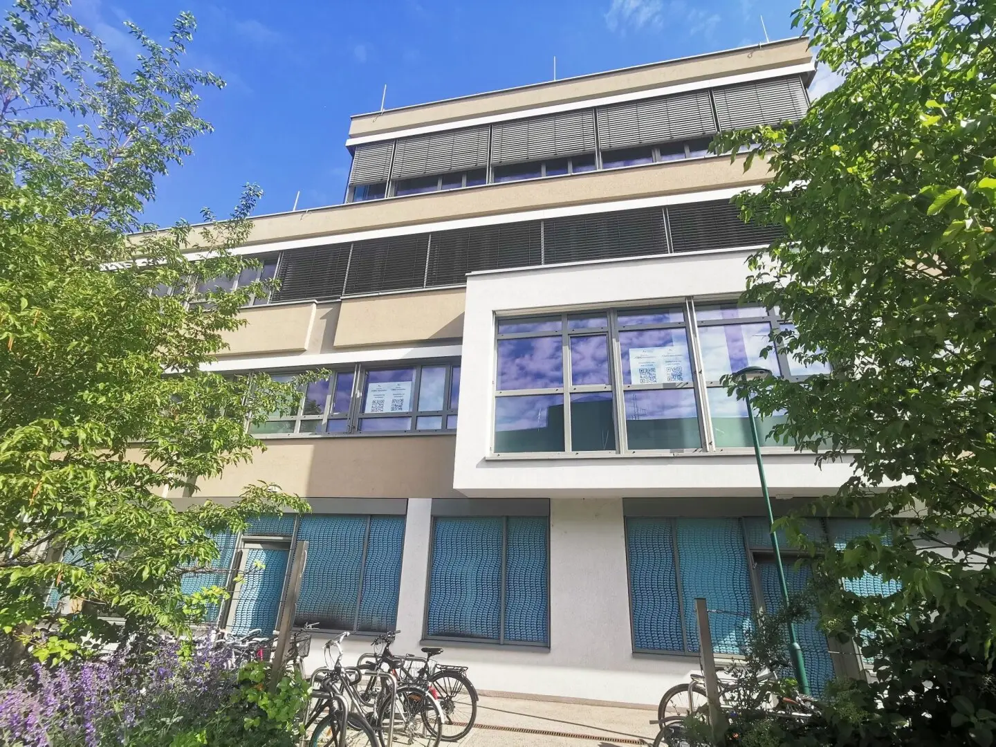 Modern office space / practice including terrace and garage spaces near Mödling train station? wait no that includes