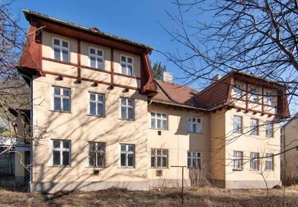 Leeres Entwicklungszinshaus mit 10 Wohnungen zu verkaufen