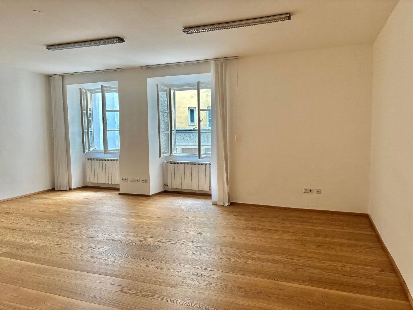 PLATZL: Representative 3 room old building office space (approx 88 m²) in Münchnerhof for a law firm or office or clinic etc