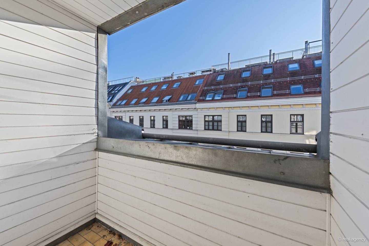 SERVITENVIERTEL - Wunderbare Dachgeschoßwohnung mit Freifläche!
