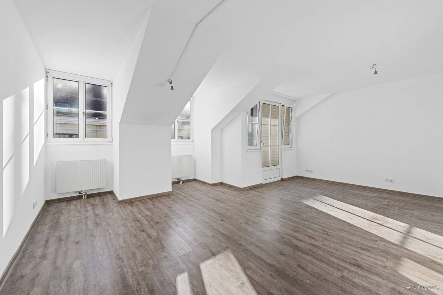 SERVITENVIERTEL - Wunderbare Dachgeschoßwohnung mit Freifläche!
