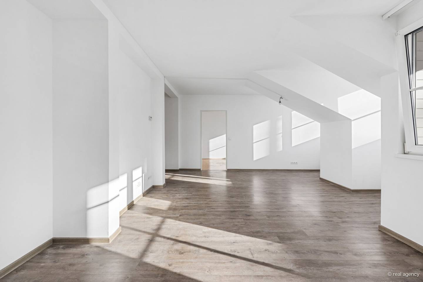 SERVITENVIERTEL - Wunderbare Dachgeschoßwohnung mit Freifläche!