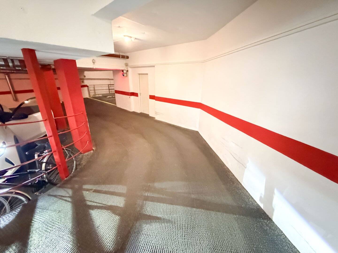 Garage parking space for rent in Pater-Schwartz-Gasse! 0.6 km to Westbahnhof!