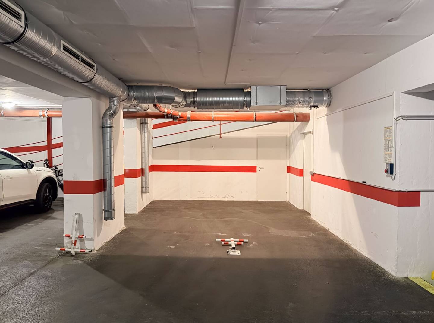 Garage parking space for rent in Pater-Schwartz-Gasse! 0.6 km to Westbahnhof!