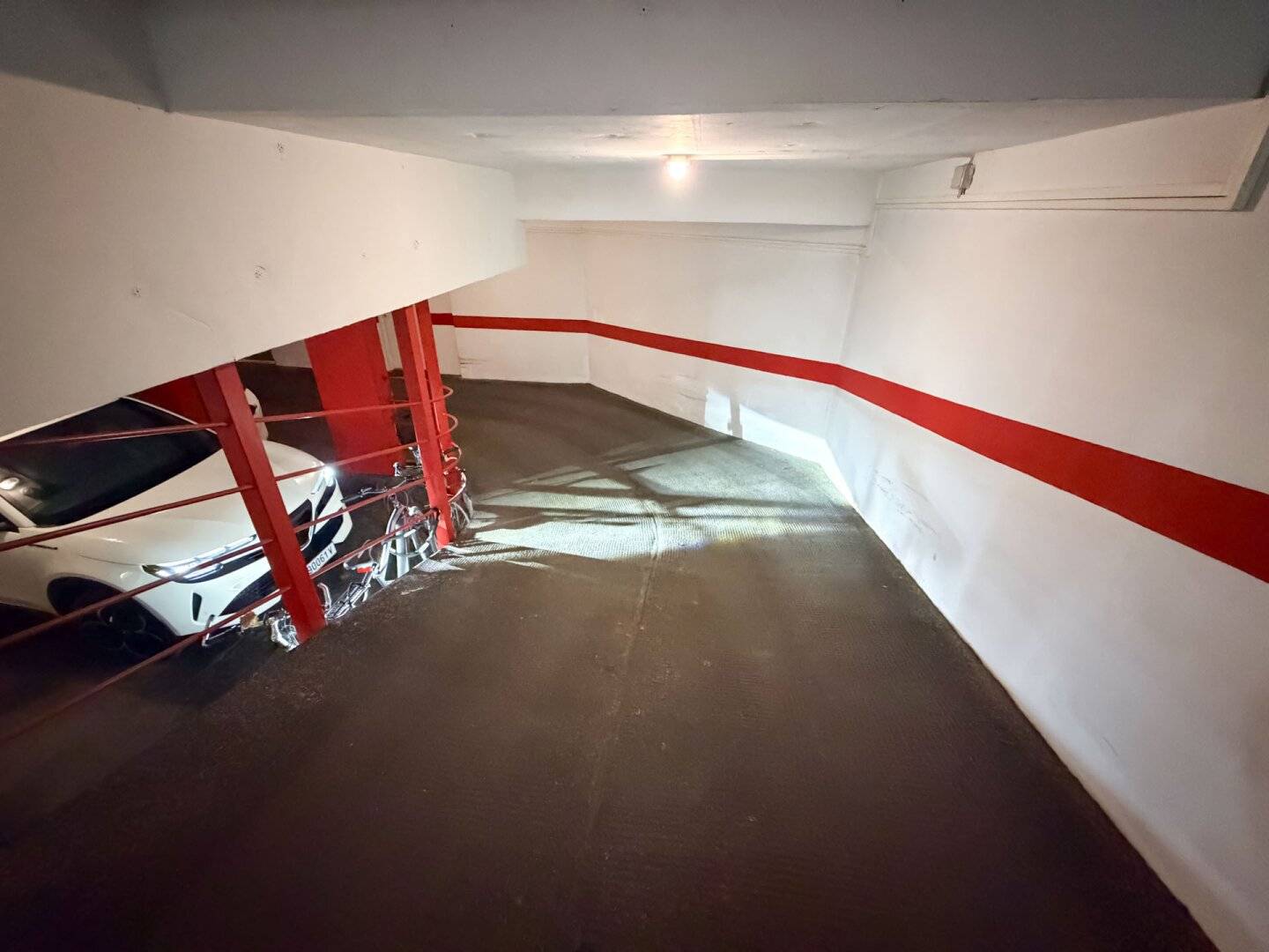 Garage parking space for rent in Pater-Schwartz-Gasse! 0.6 km to Westbahnhof!