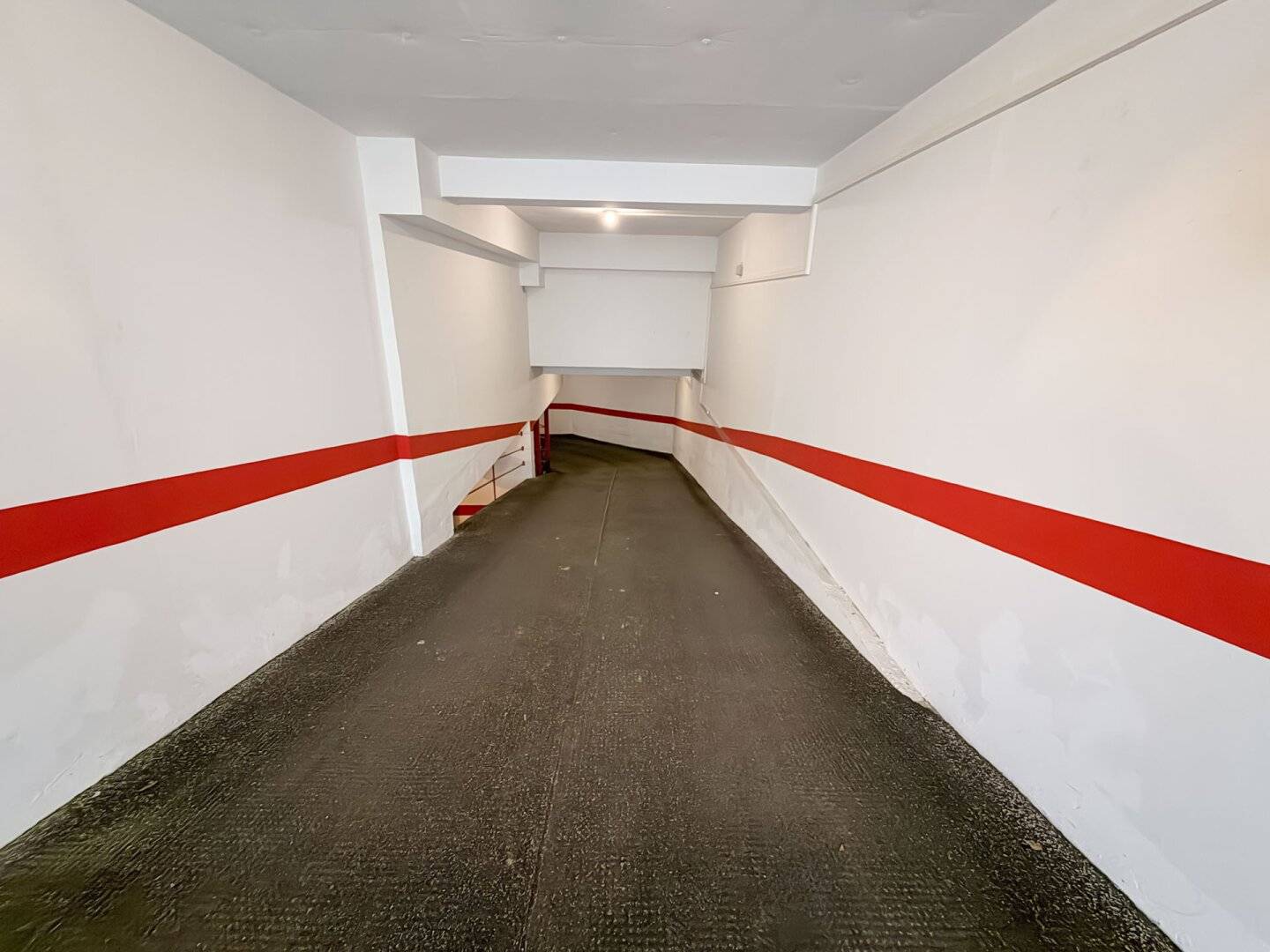 Garage parking space for rent in Pater-Schwartz-Gasse! 0.6 km to Westbahnhof!