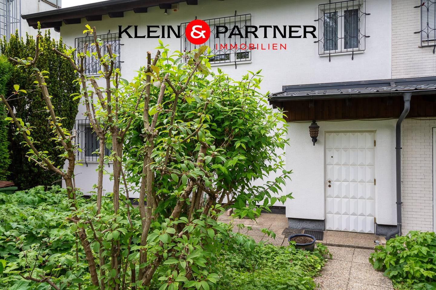 Wonderful semi detached house in green quiet location