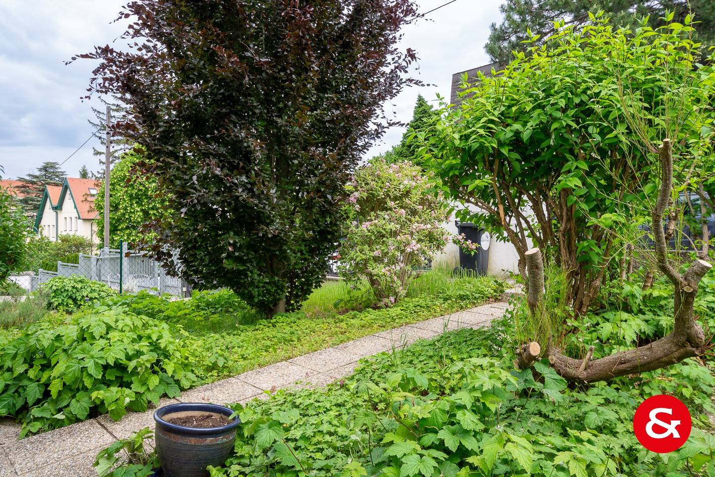 Wonderful semi detached house in green quiet location