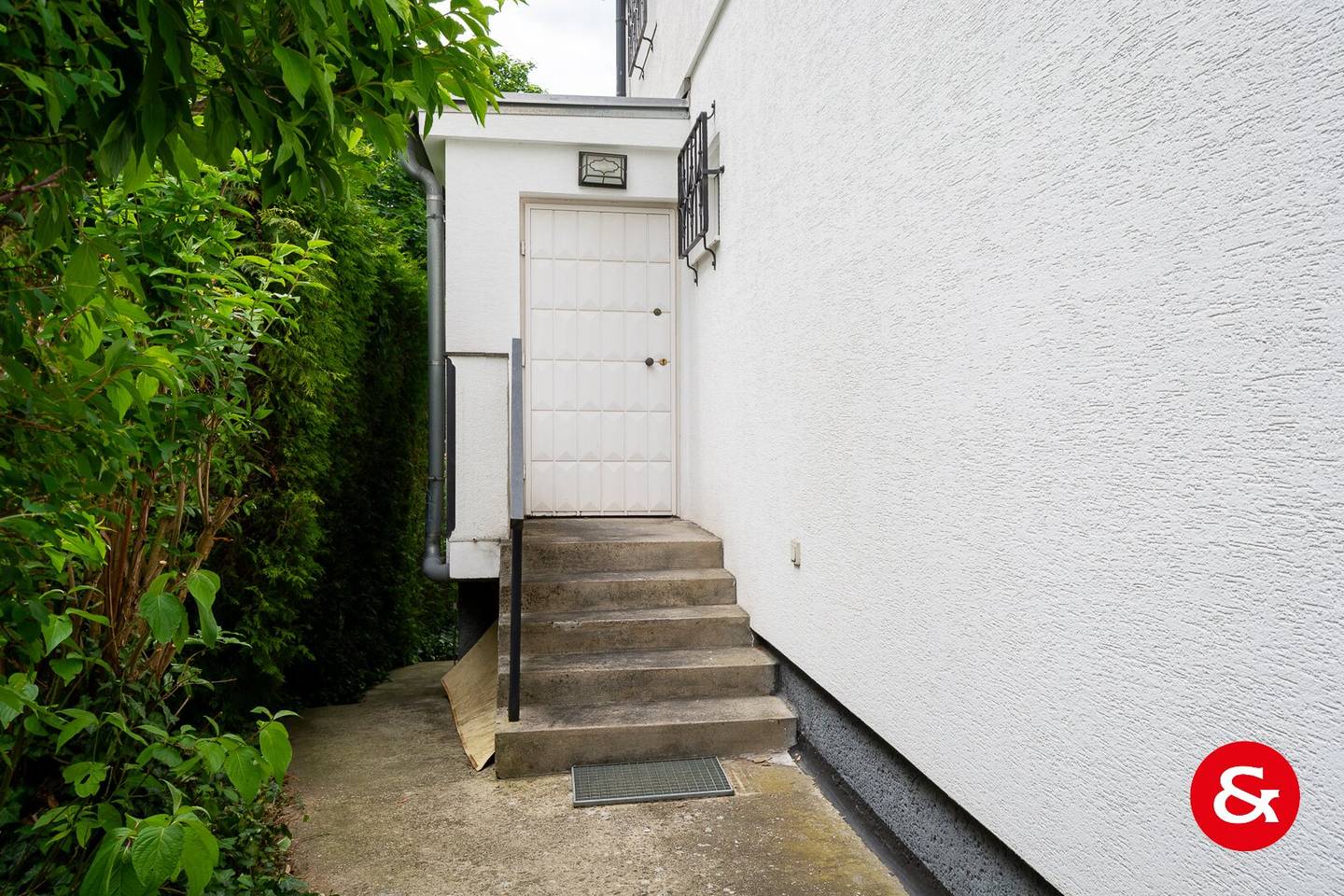Wonderful semi detached house in green quiet location