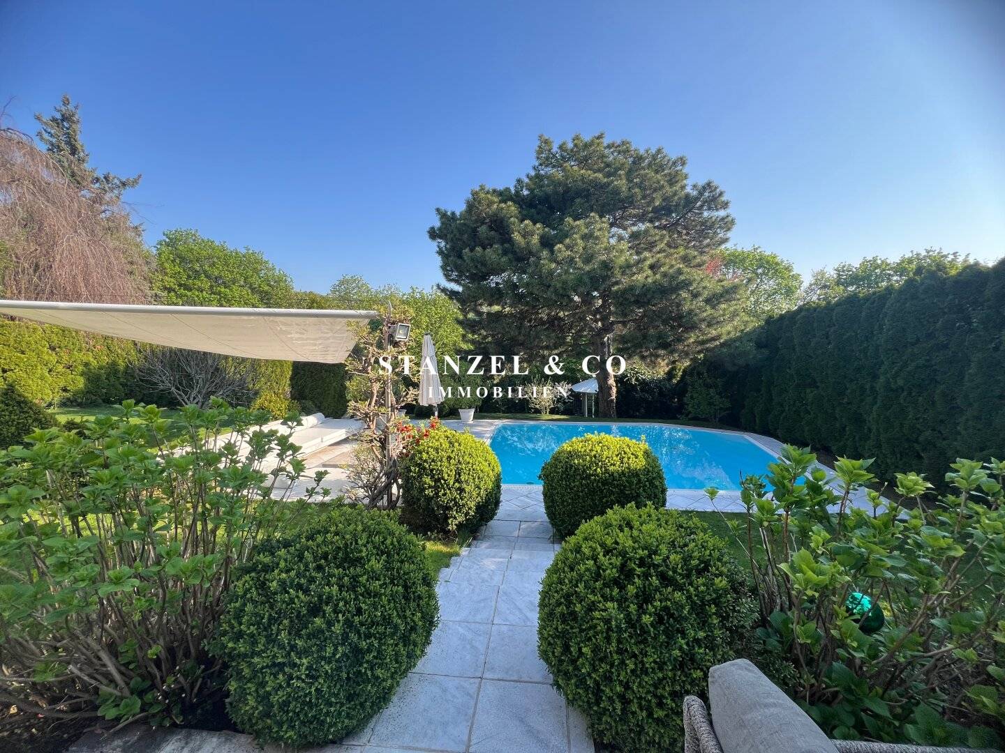 HAUSCHARAKTER MIT GARTEN & POOL IN BESTLAGE - WEINGARTENBLICK
