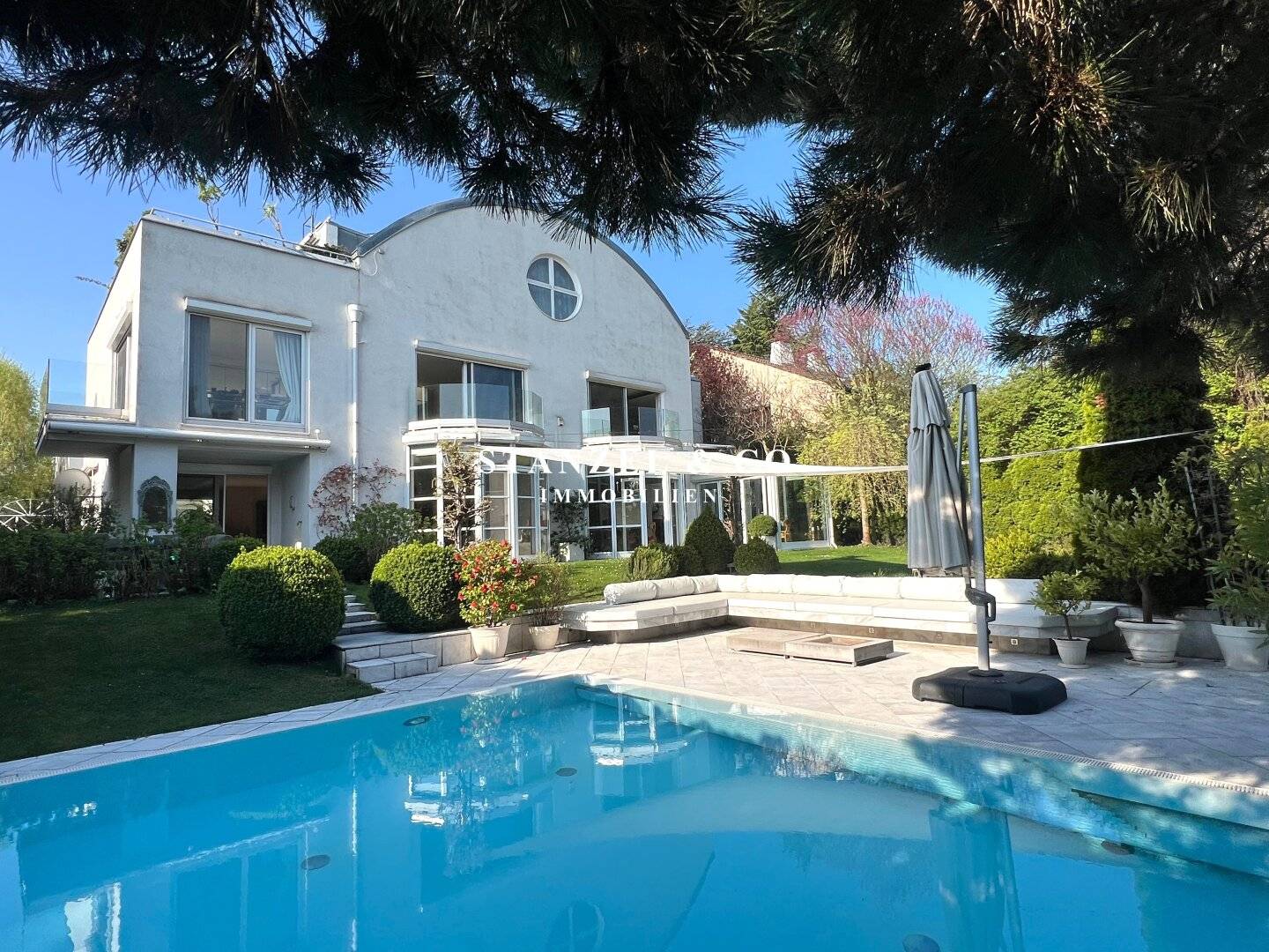 HAUSCHARAKTER MIT GARTEN & POOL IN BESTLAGE - WEINGARTENBLICK