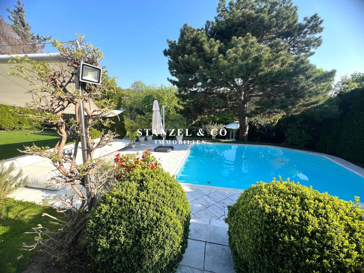 HAUSCHARAKTER MIT GARTEN & POOL IN BESTLAGE - WEINGARTENBLICK