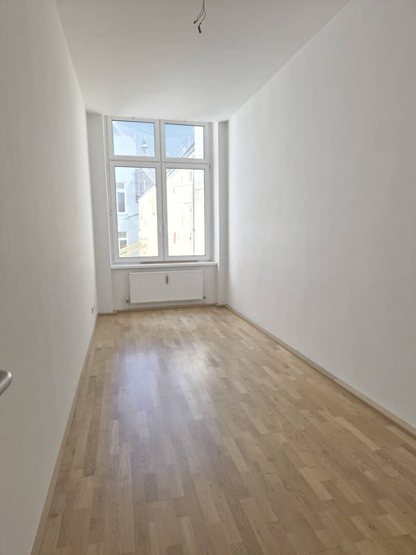 Spacious apartment with balcony on Linzer Hauptplatz
