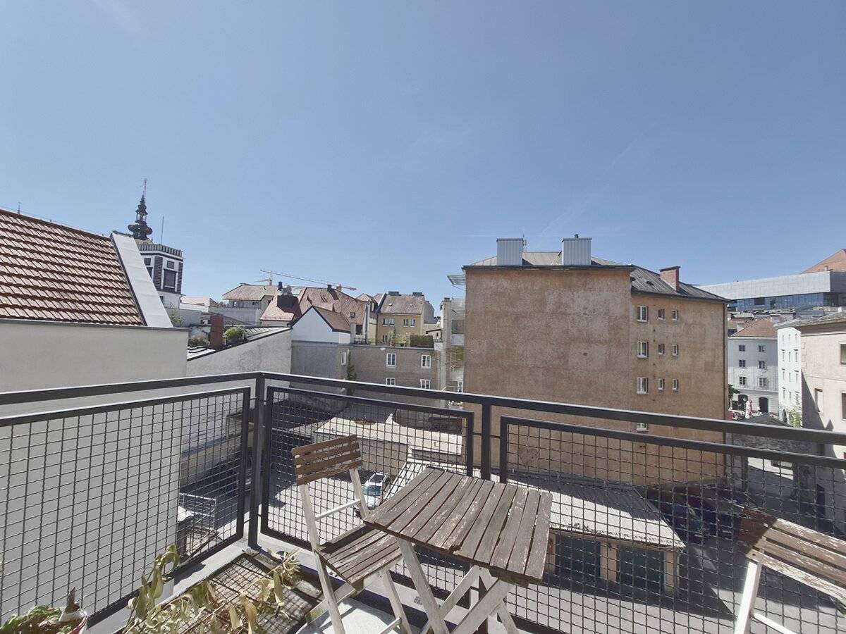 Spacious apartment with balcony on Linzer Hauptplatz