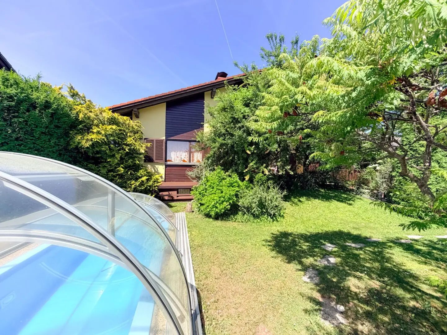 Spacious single family house with pool, large garden and a lot of potential in Theresienfeld
