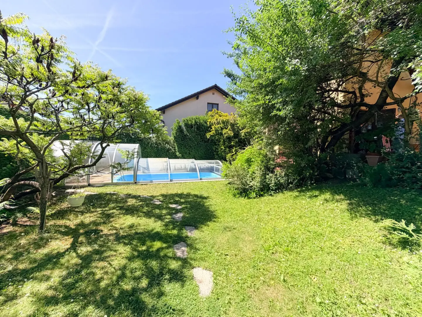Spacious single family house with pool, large garden and a lot of potential in Theresienfeld