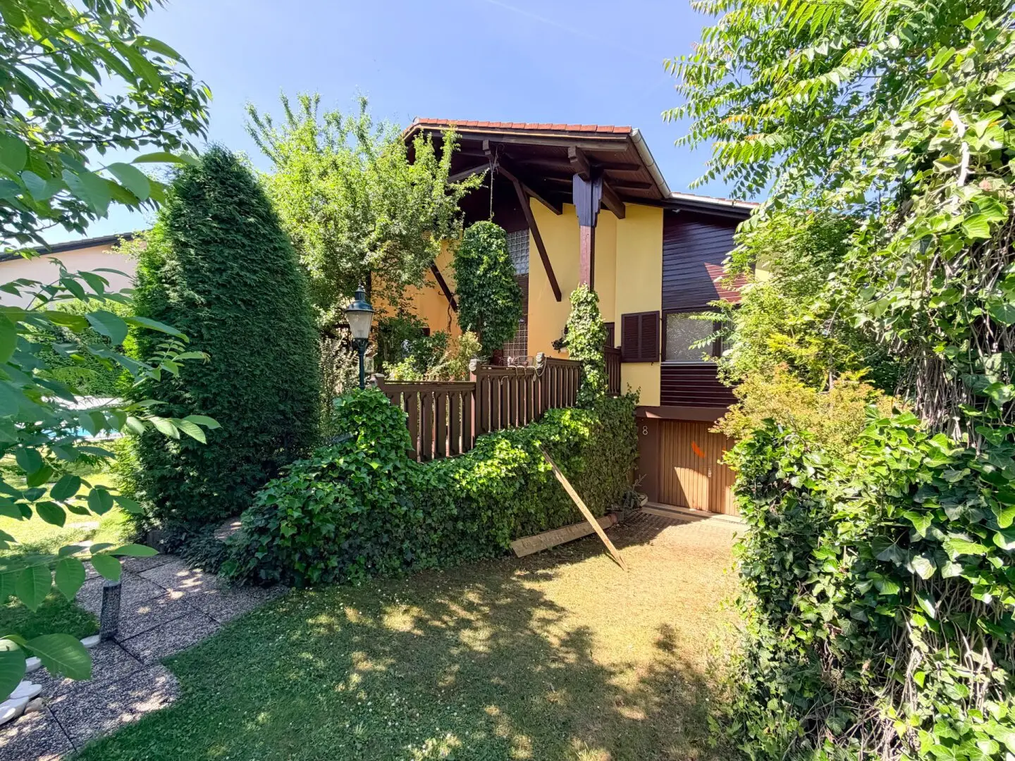 Spacious single family house with pool, large garden and a lot of potential in Theresienfeld