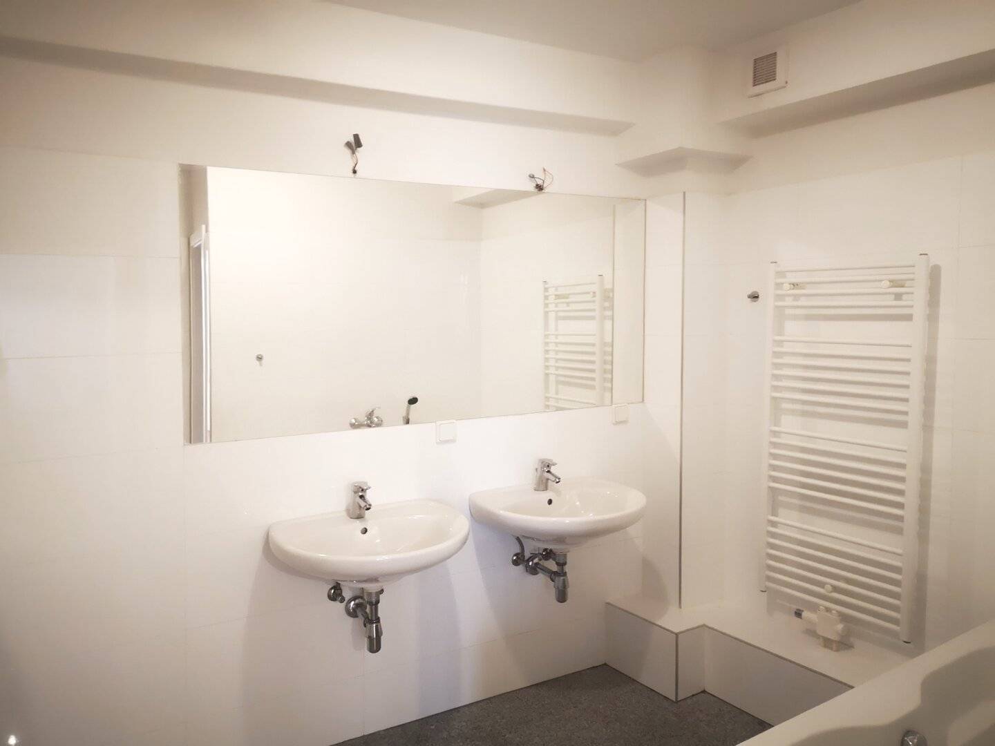 Living at Linzer Hauptplatz in the quiet middle part of the house. 61 m²?nope? wait further.