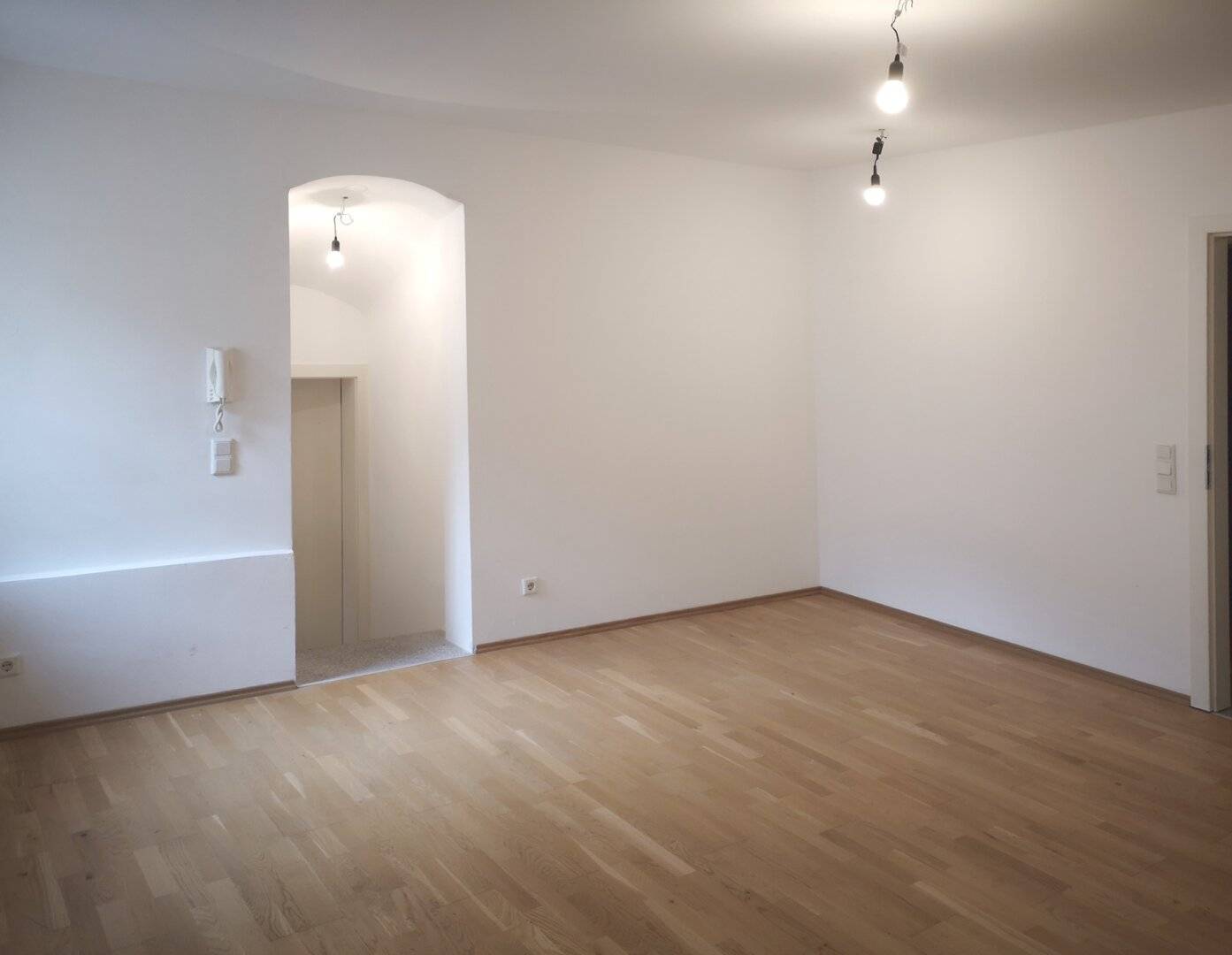 Living at Linzer Hauptplatz in the quiet middle part of the house. 61 m²?nope? wait further.