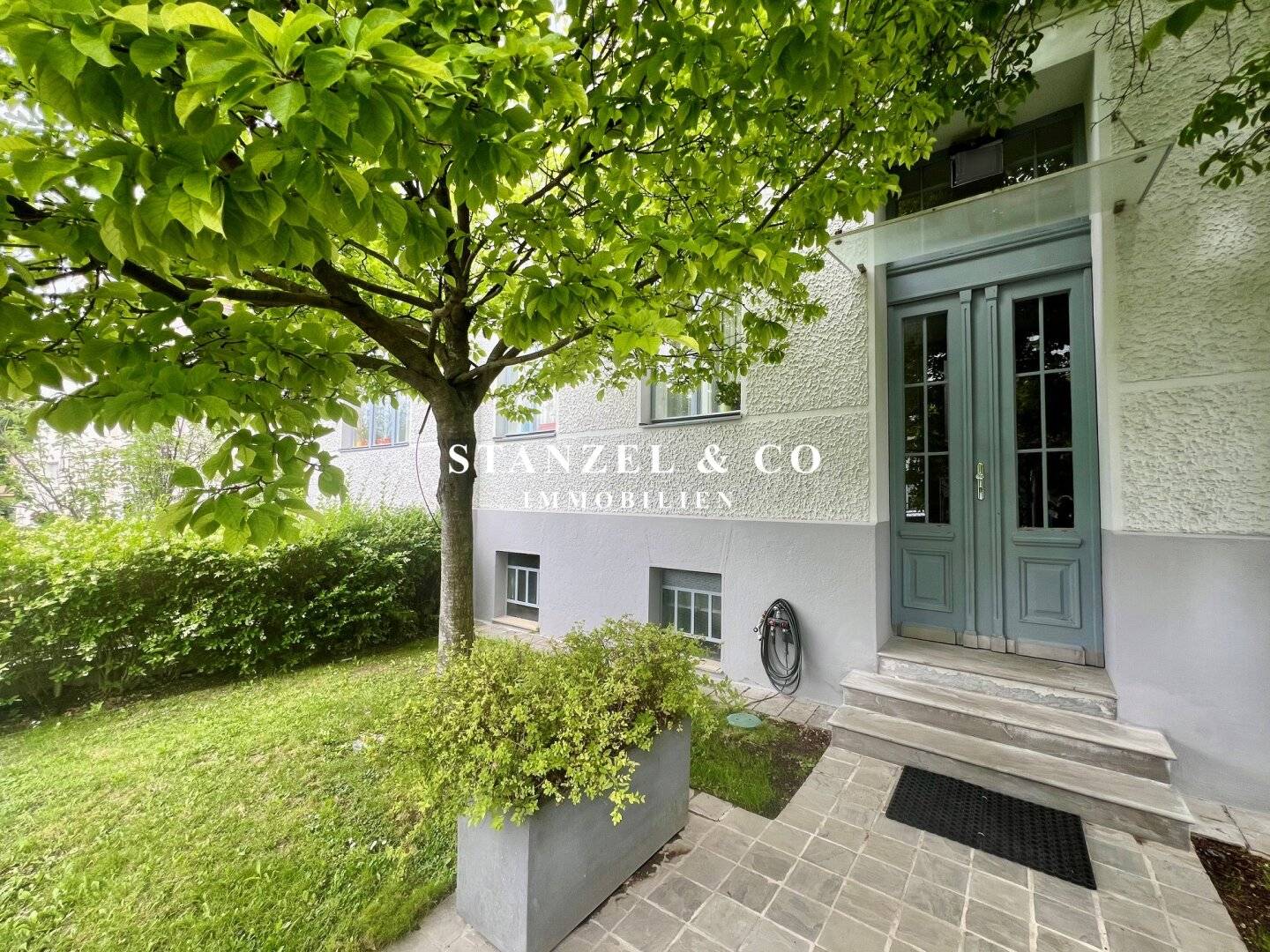 Sunny Altbau floors with terrace in Stilhaus