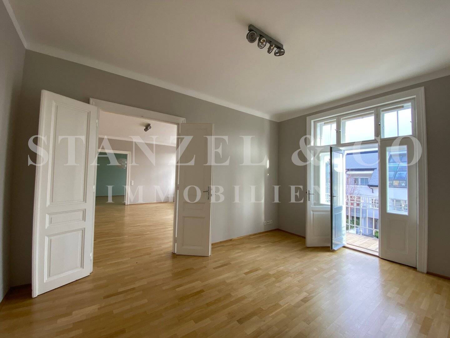 Sunny Altbau floors with terrace in Stilhaus