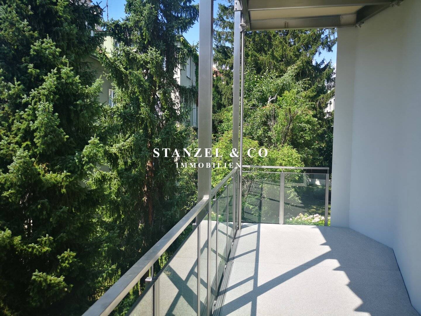 Sunny Altbau floors with terrace in Stilhaus