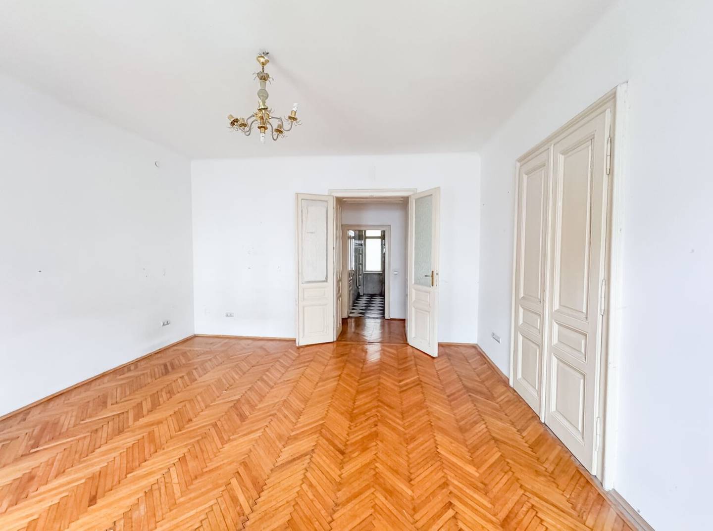 97.72 m² large, three-room old building apartment on Wiedner Hauptstraße