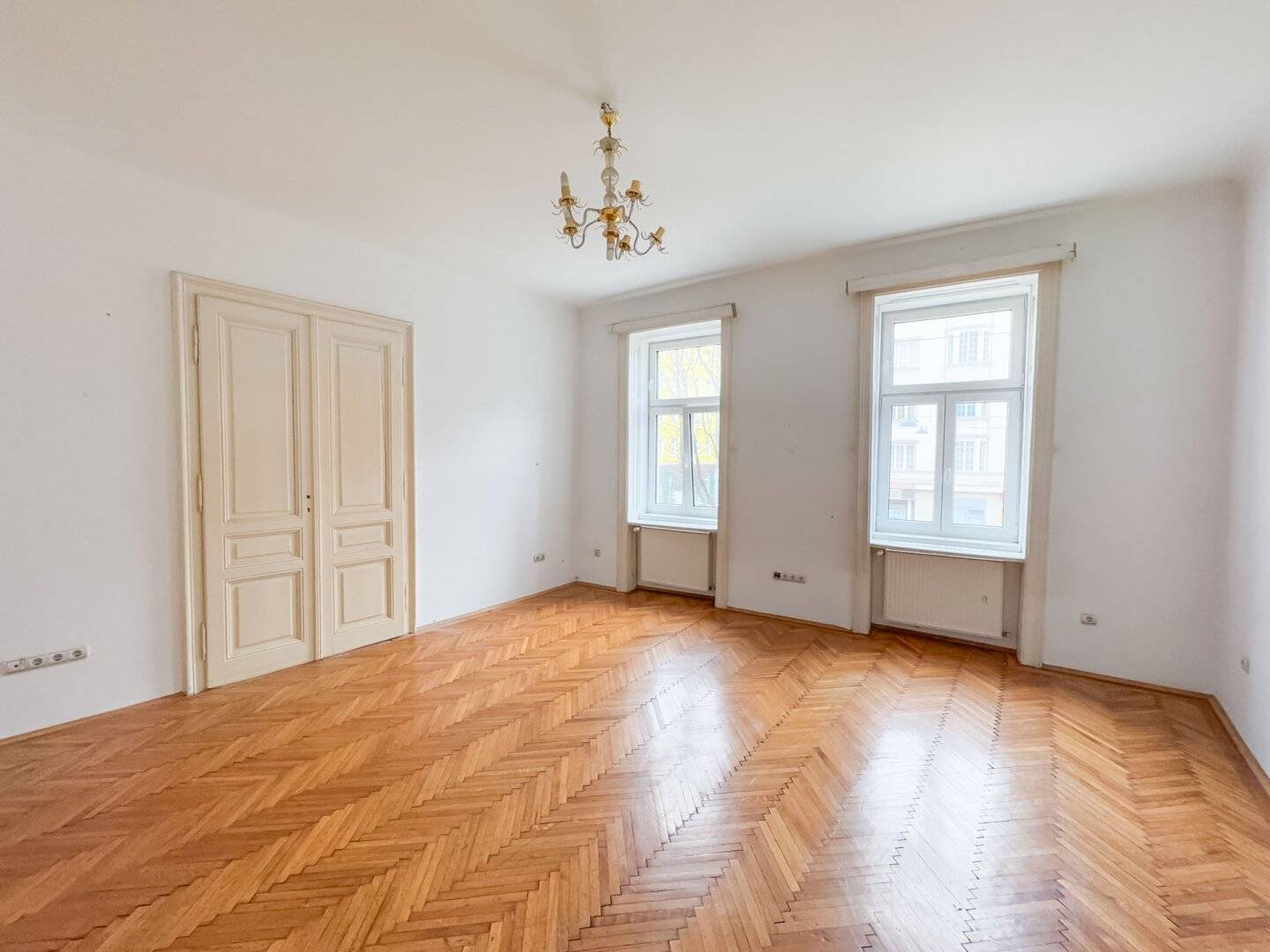 97.72 m² large, three-room old building apartment on Wiedner Hauptstraße